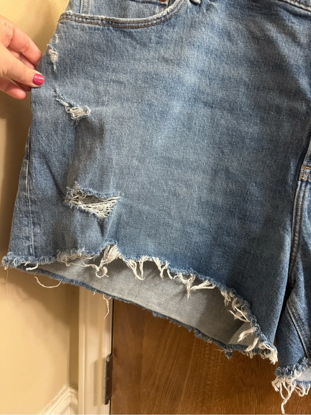 Abercrombie & Fitch 25” across